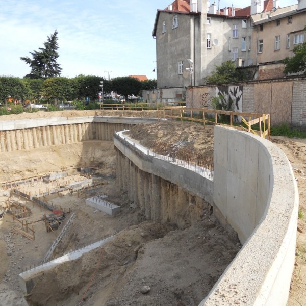 palisada-nadbudowana-murem-oporowym